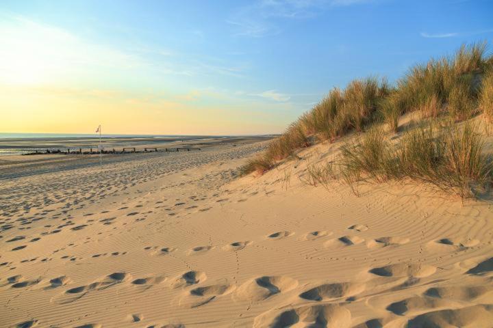Cottage Proche Du Bord De Mer Et Au Coeur Des Dunes Merlimont Exterior photo